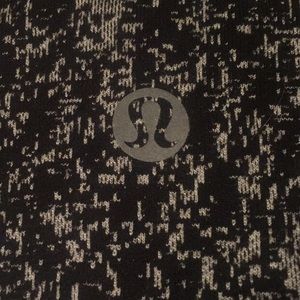 EUC Lululemon black/silver  print leggings